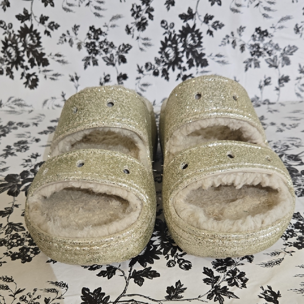 CROCS Cream Fuzzy Lined Clogs B141